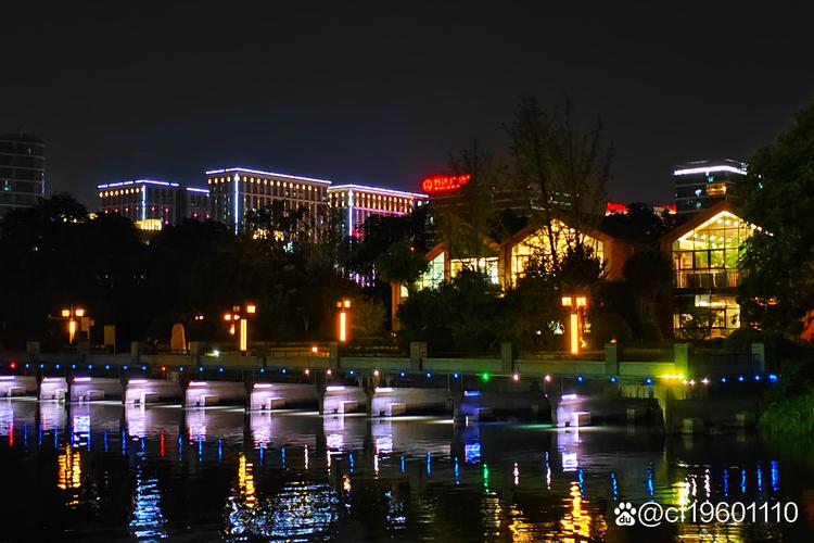 「开云体育官网品味城市夜场拳击狂欢:流光溢彩的灯光效果与背景音乐融入赛事,打破传统观感」